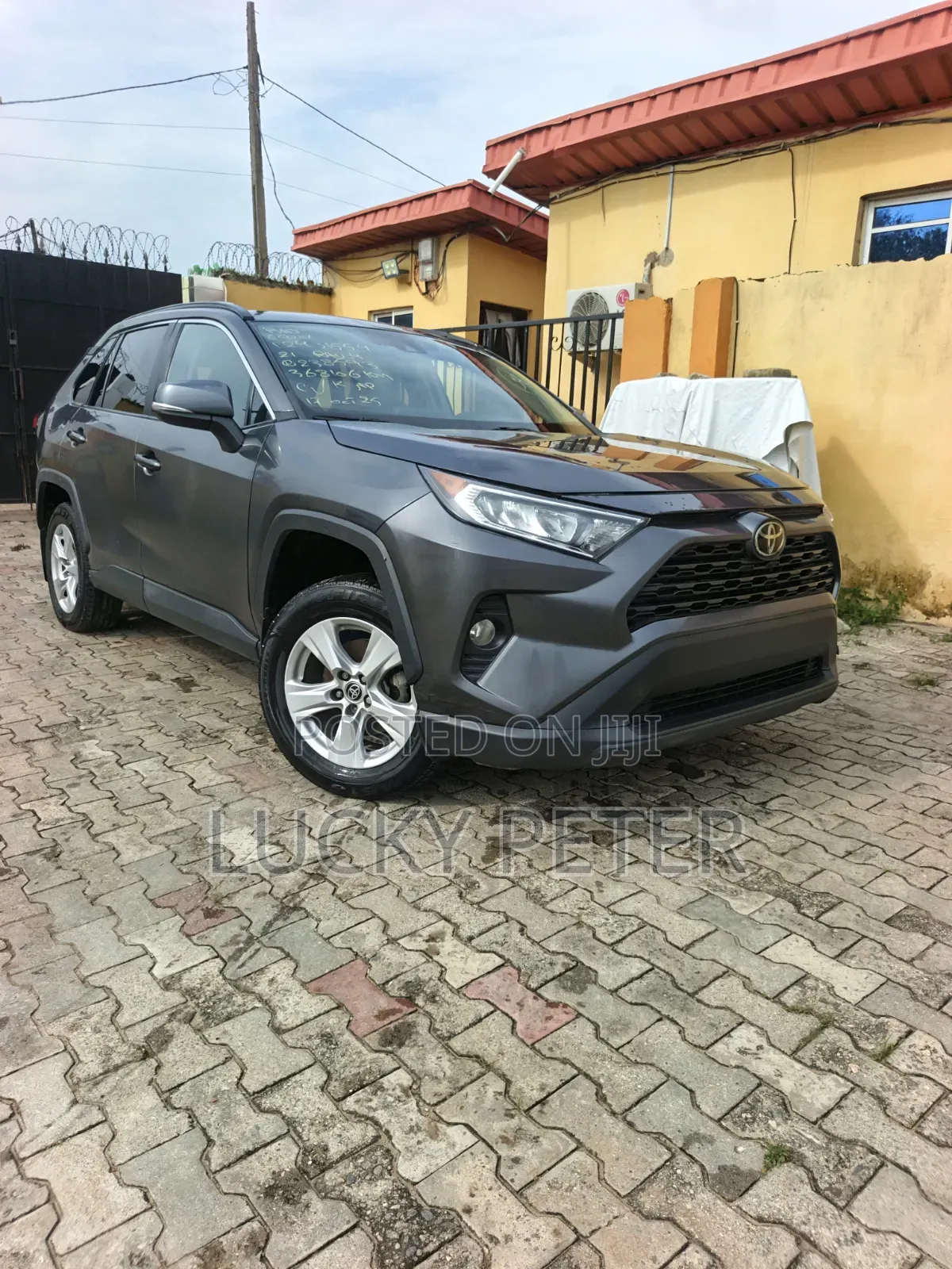 Toyota RAV4 XLE 2021 Gray