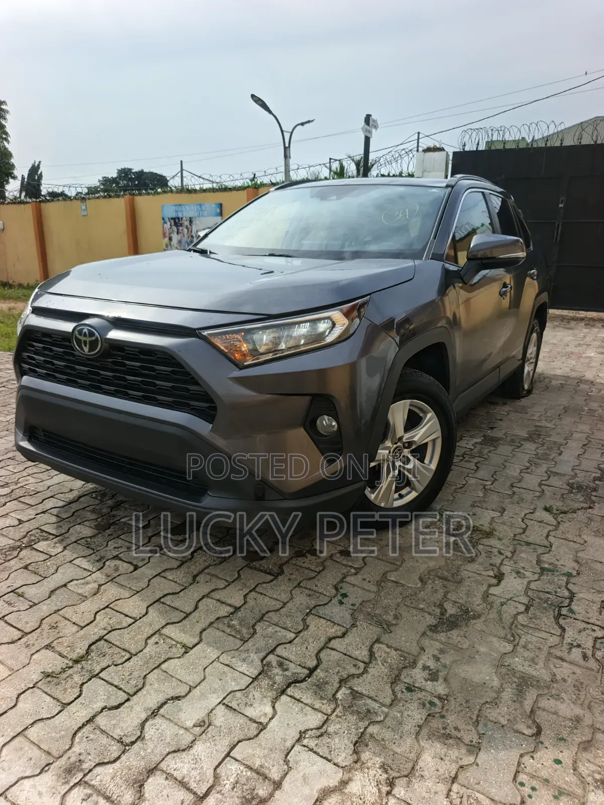 Toyota RAV4 XLE 2021 Gray