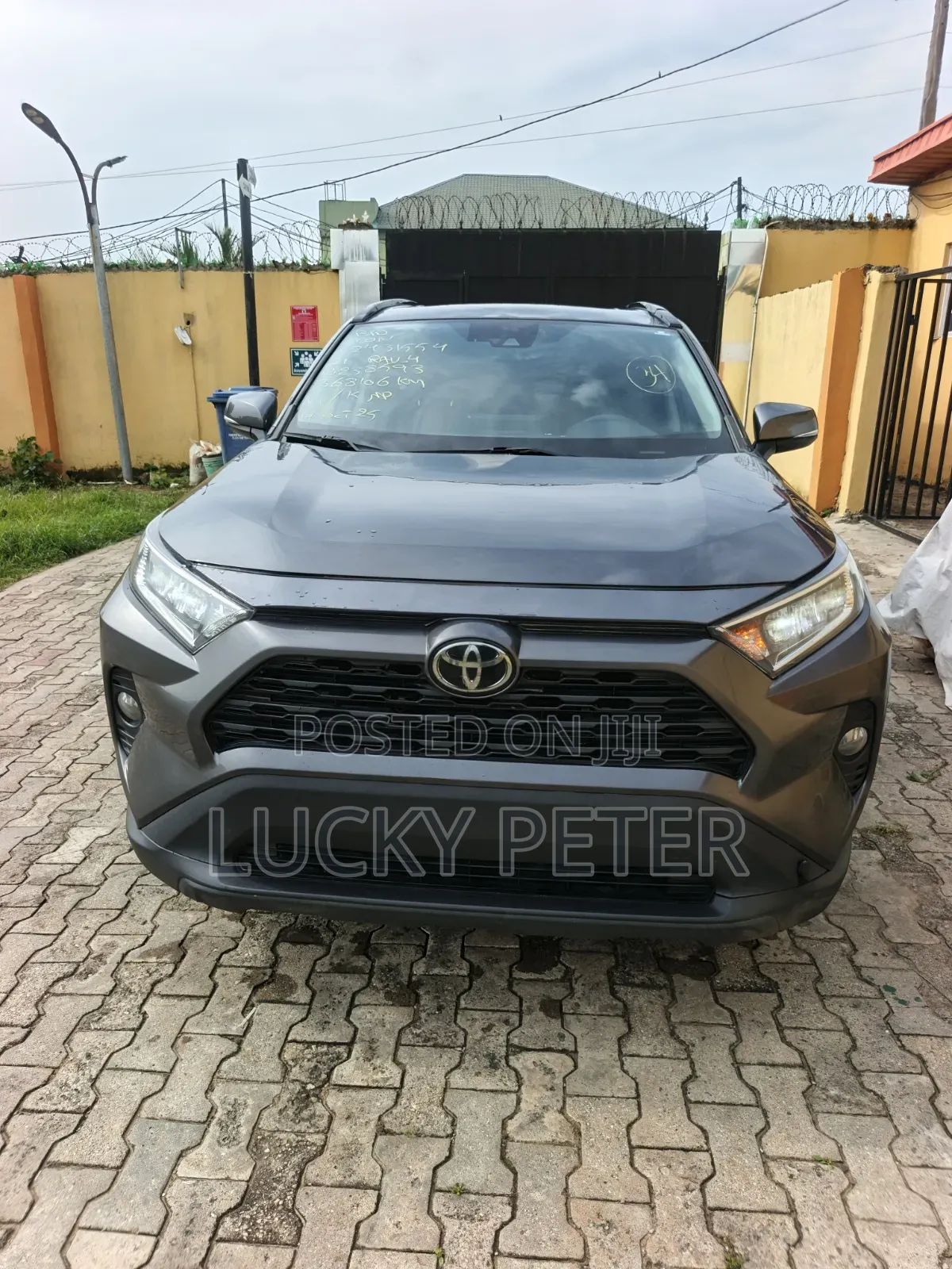 Toyota RAV4 XLE 2021 Gray