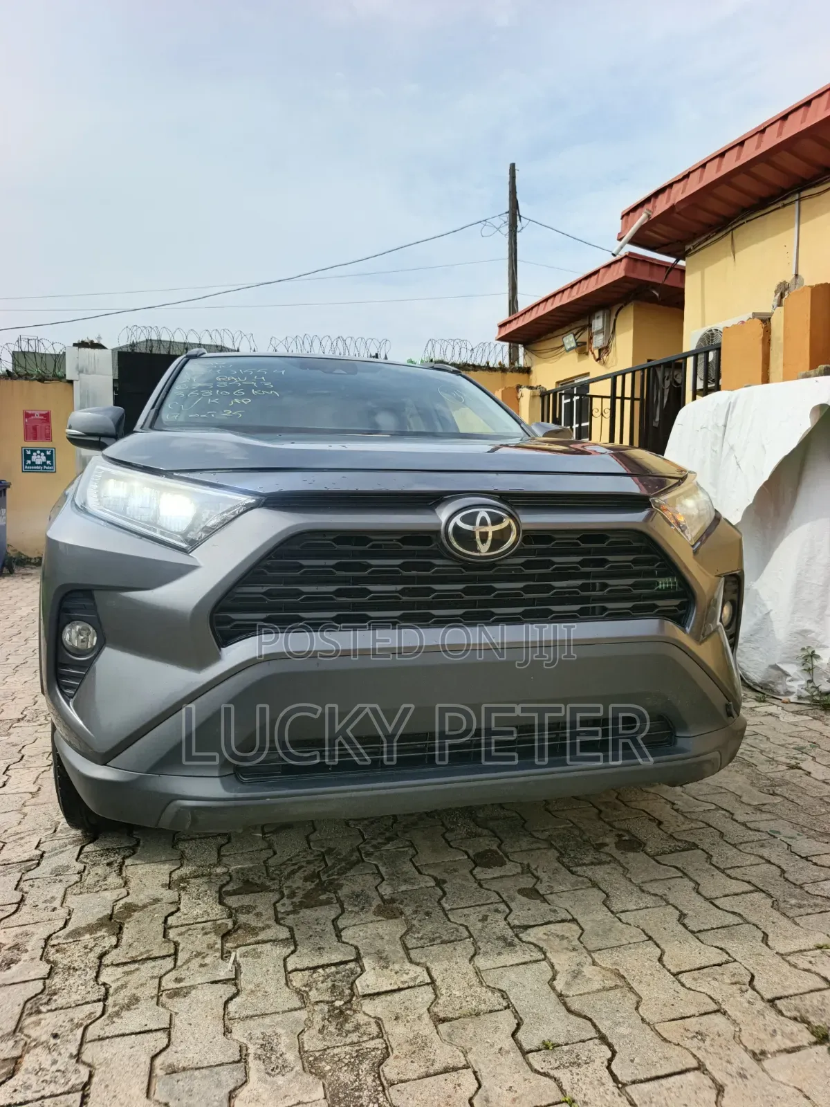 Toyota RAV4 XLE 2021 Gray