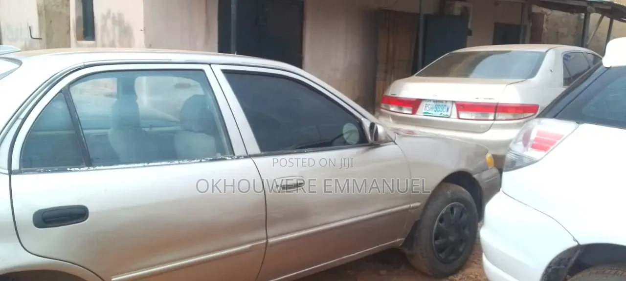 Toyota Corolla 2000 Gold