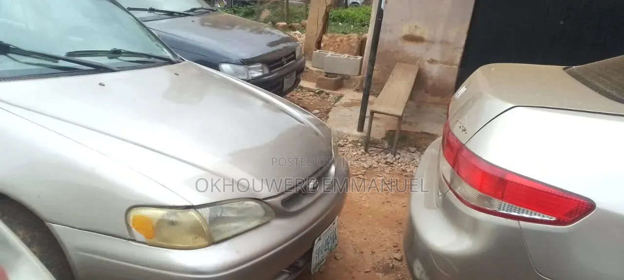 Toyota Corolla 2000 Gold