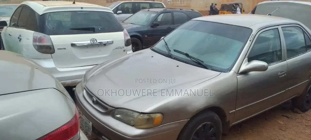 Toyota Corolla 2000 Gold