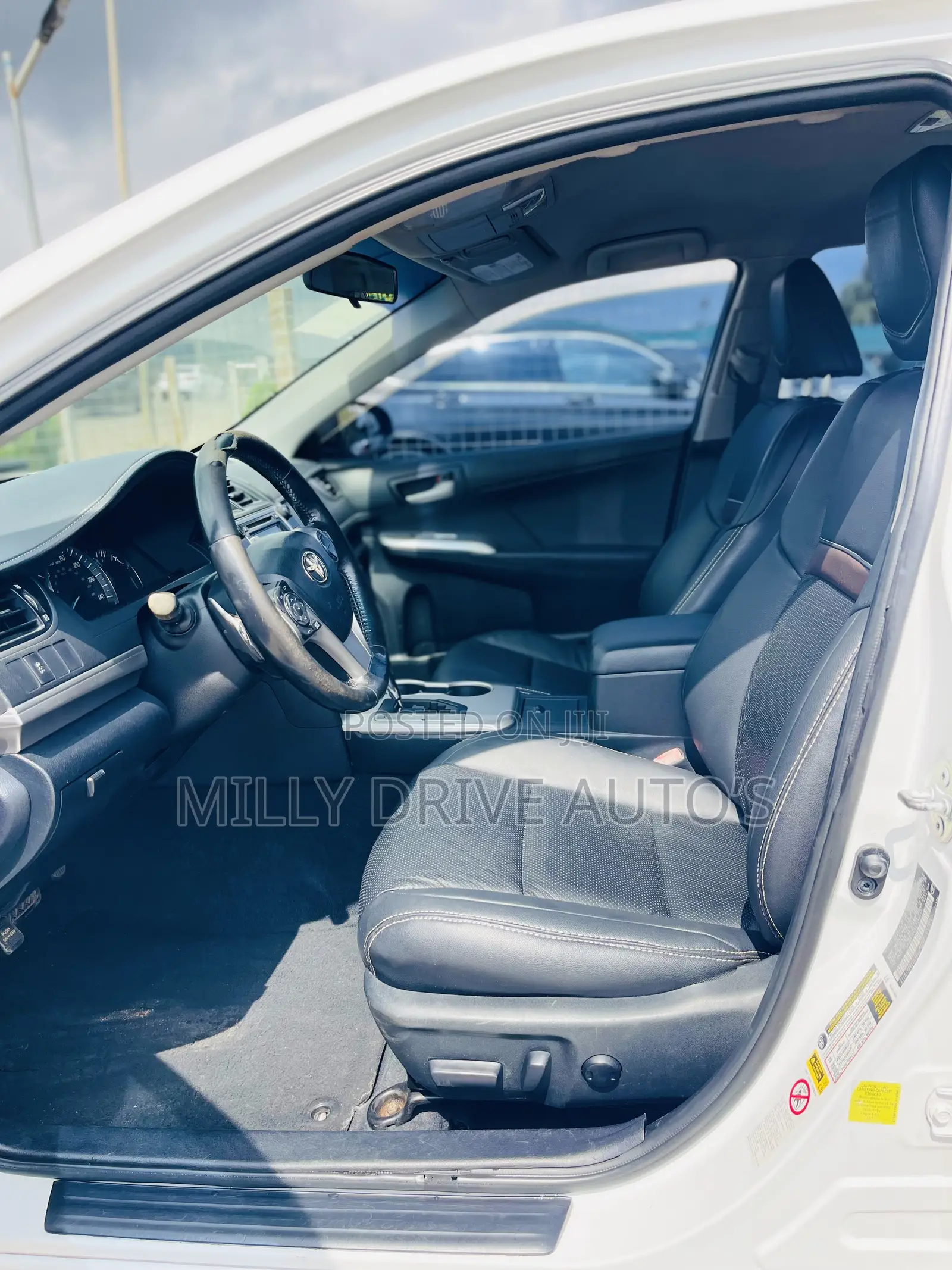 Toyota Camry SE 4dr Sedan (2.5L 4cyl 6A) 2013 White
