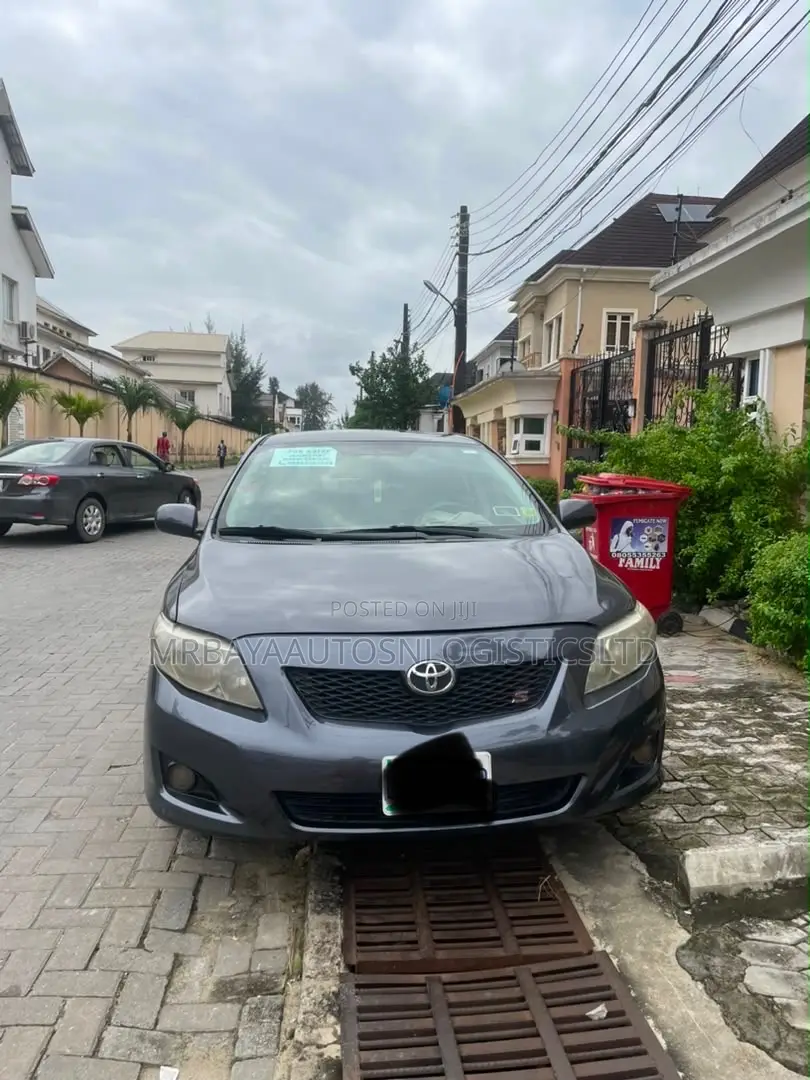 Toyota Corolla LE 4dr Sedan (1.8L 4cyl 4A) 2010 Gray