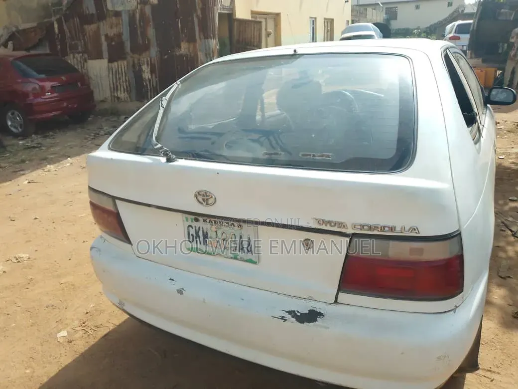 Toyota Corolla 1999 White