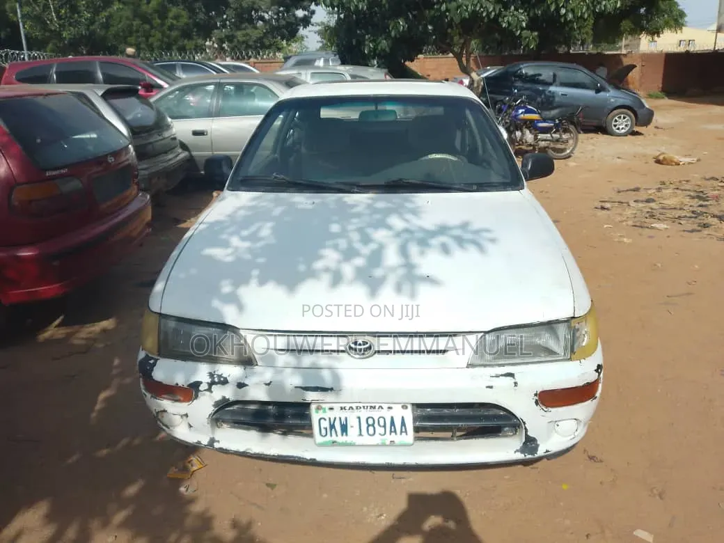 Toyota Corolla 1999 White