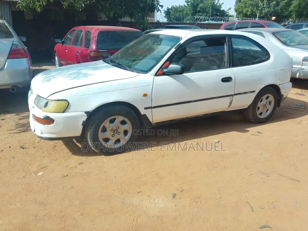 Toyota Corolla 1999 White