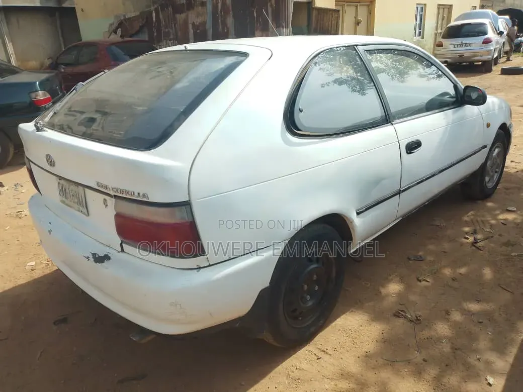 Toyota Corolla 1999 White