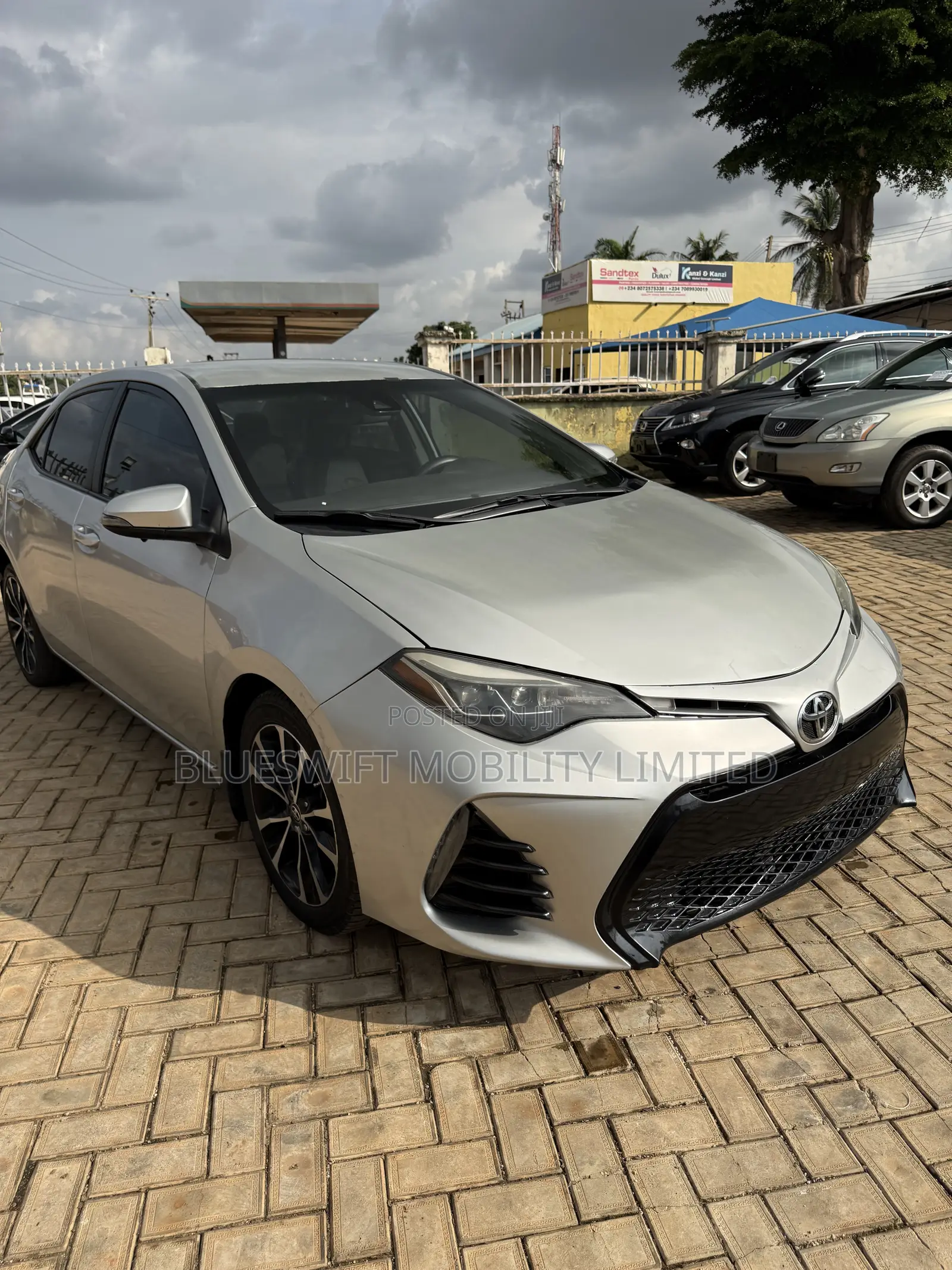 Toyota Corolla SE (1.8L 4cyl 6M) 2018 Silver