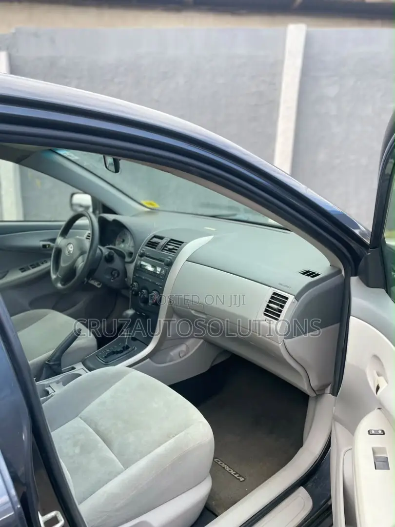 Toyota Corolla LE 4dr Sedan (1.8L 4cyl 4A) 2010 Gray