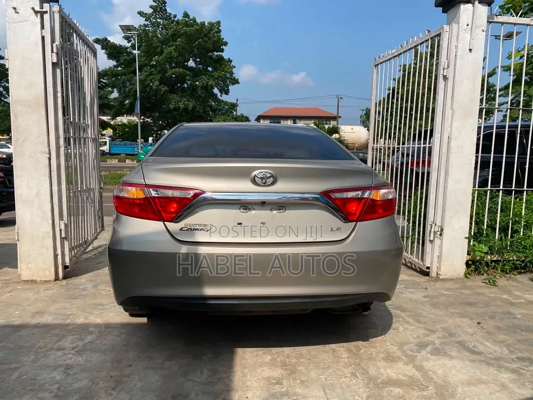 Toyota Camry LE 4dr Sedan (2.5L 4cyl 6A) 2016 Gold