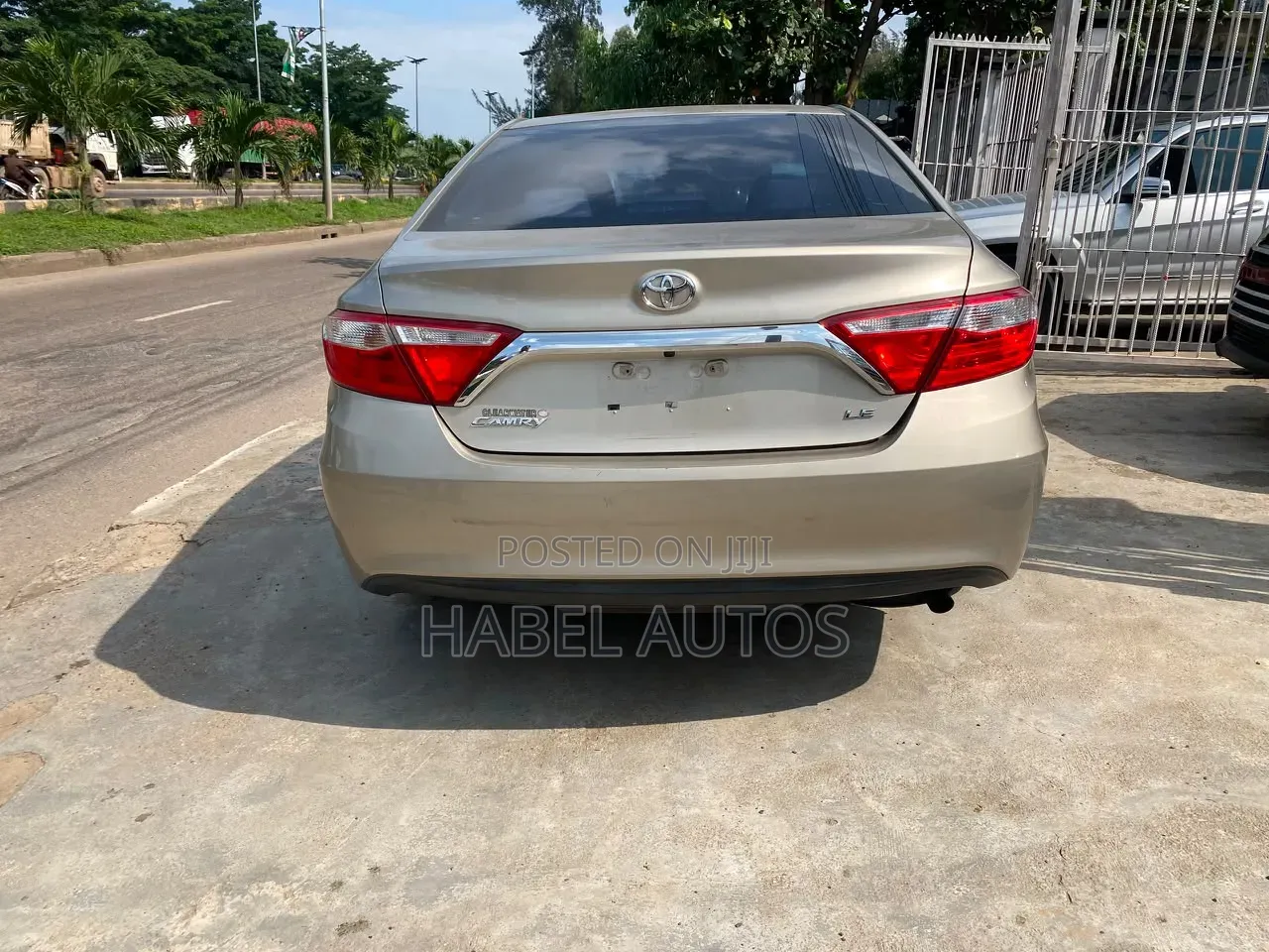 Toyota Camry LE 4dr Sedan (2.5L 4cyl 6A) 2016 Gold