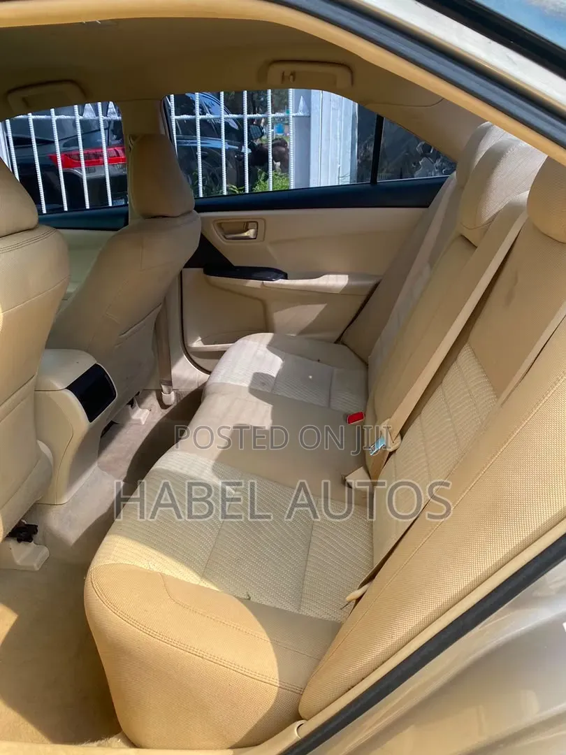 Toyota Camry LE 4dr Sedan (2.5L 4cyl 6A) 2016 Gold
