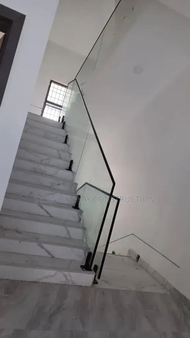 Staircase Pure Plan Glass With Black Accessories
