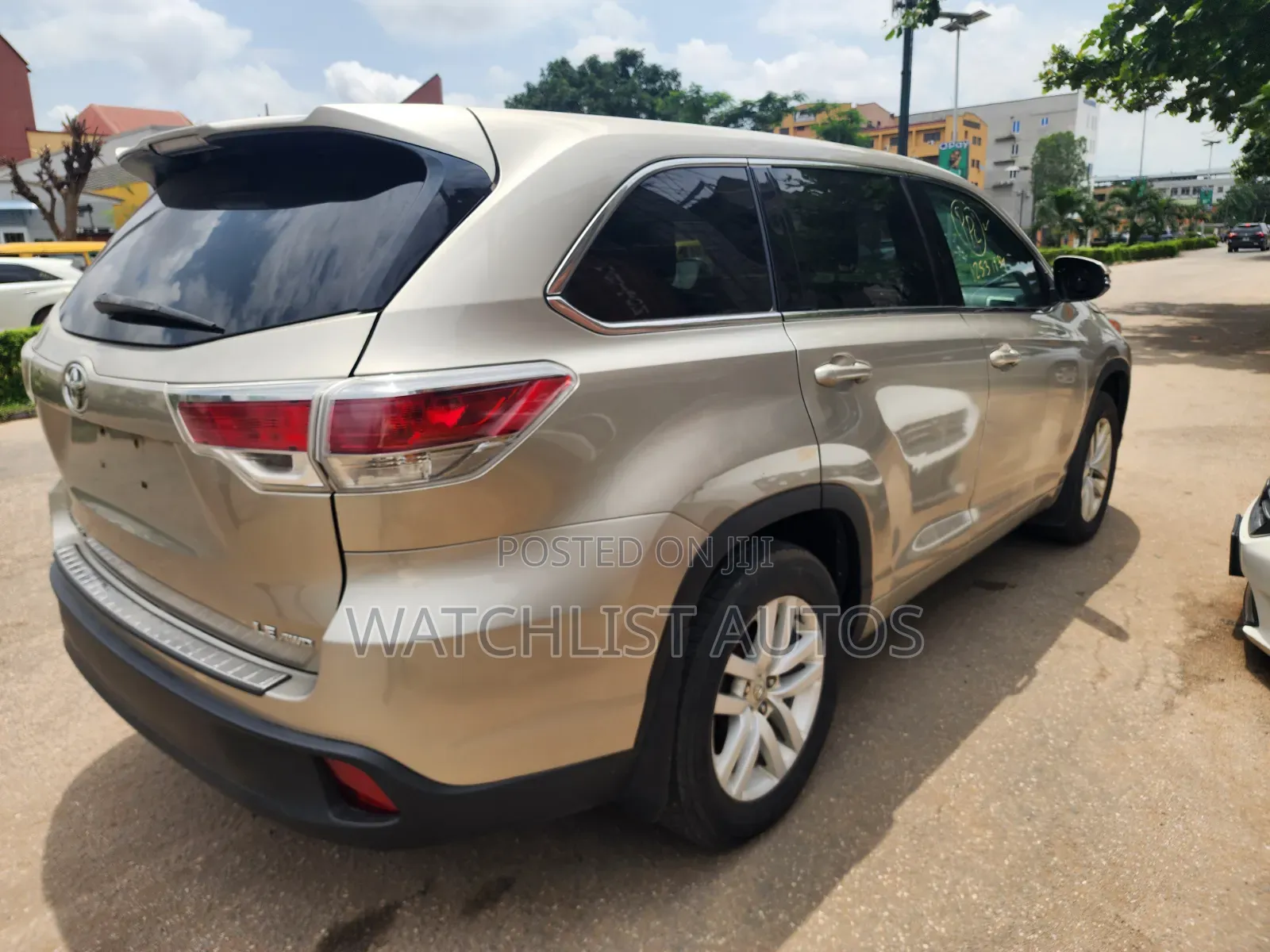 Toyota Highlander LE 4dr SUV AWD (3.5L 6cyl 6A) 2014 Gold