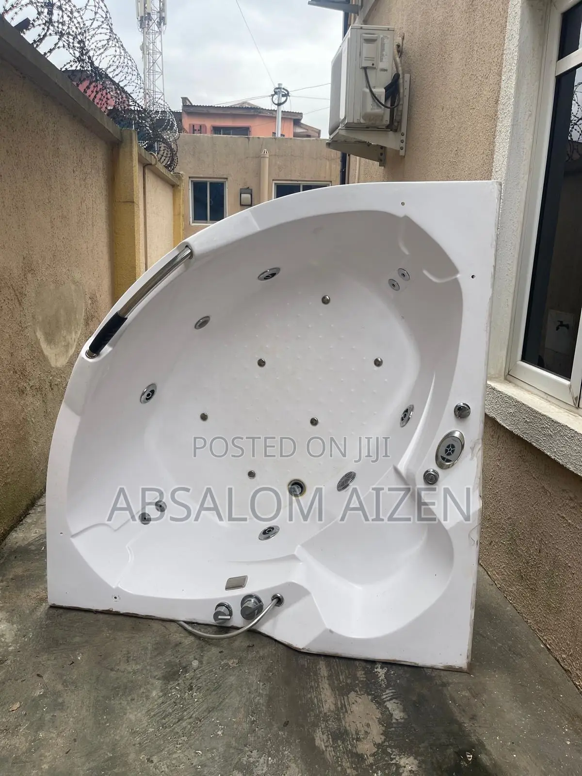 Large Corner Whirlpool Bathtub (Jacuzzi)