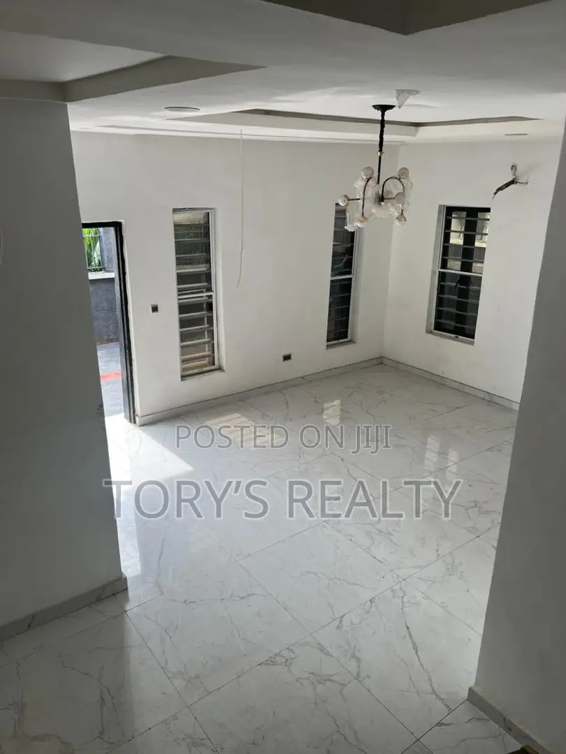 4bdrm Duplex in Chevron for sale