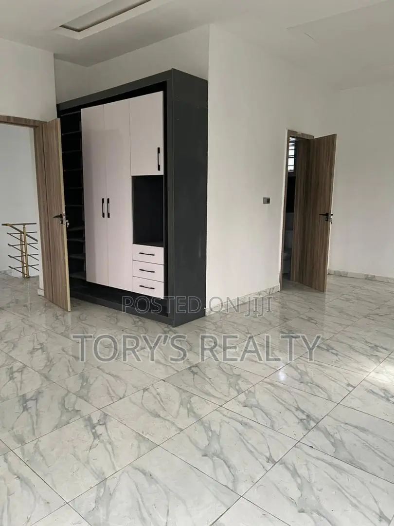 4bdrm Duplex in Chevron for sale