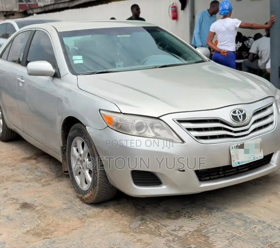 Toyota Camry LE 4dr Sedan (2.5L 4cyl 6A) 2011 Silver