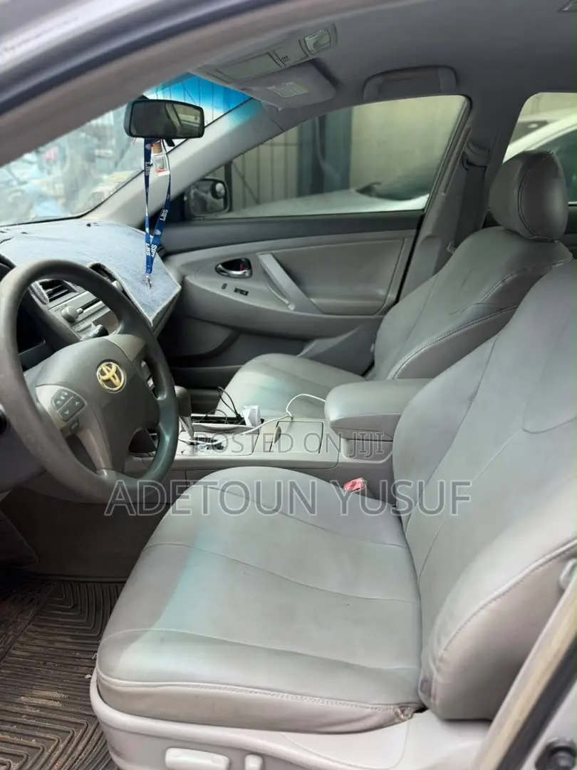 Toyota Camry LE 4dr Sedan (2.5L 4cyl 6A) 2011 Silver