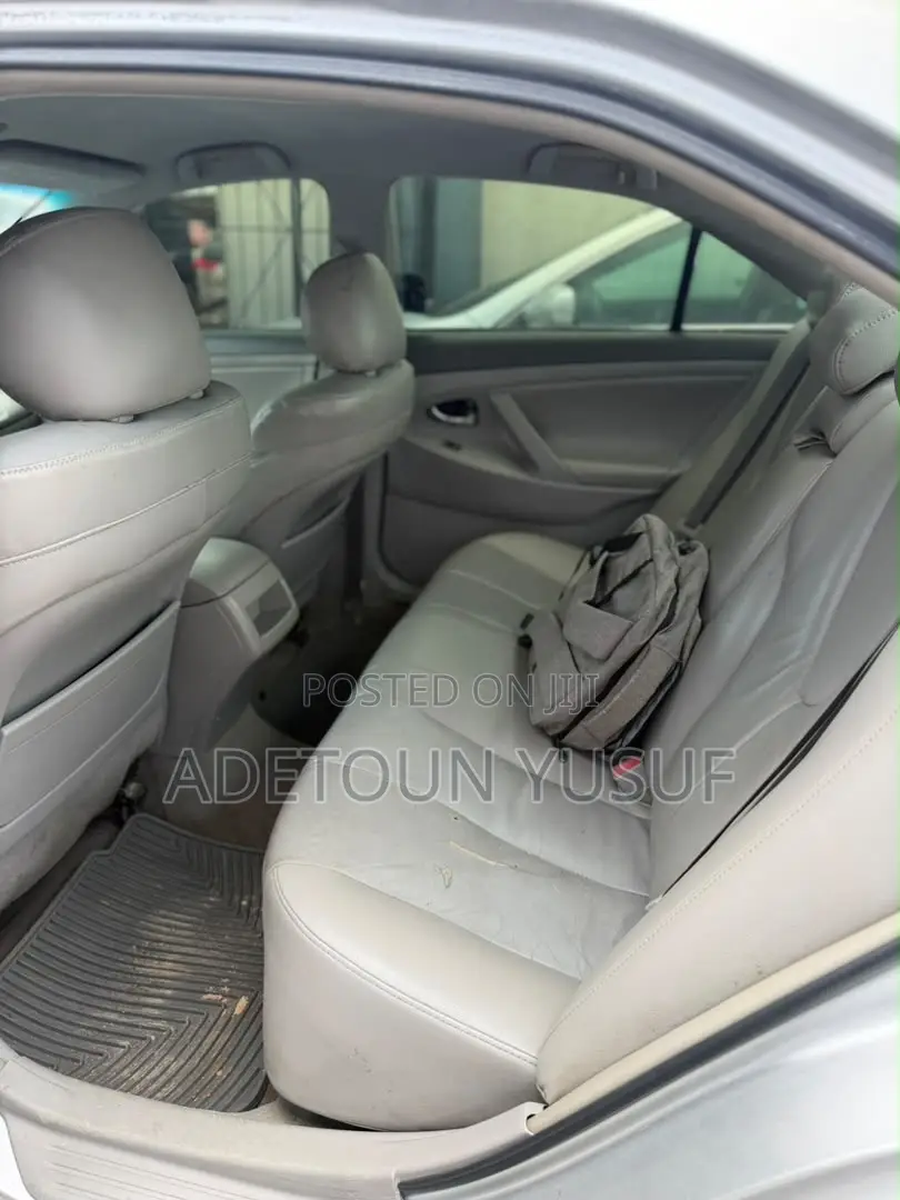 Toyota Camry LE 4dr Sedan (2.5L 4cyl 6A) 2011 Silver