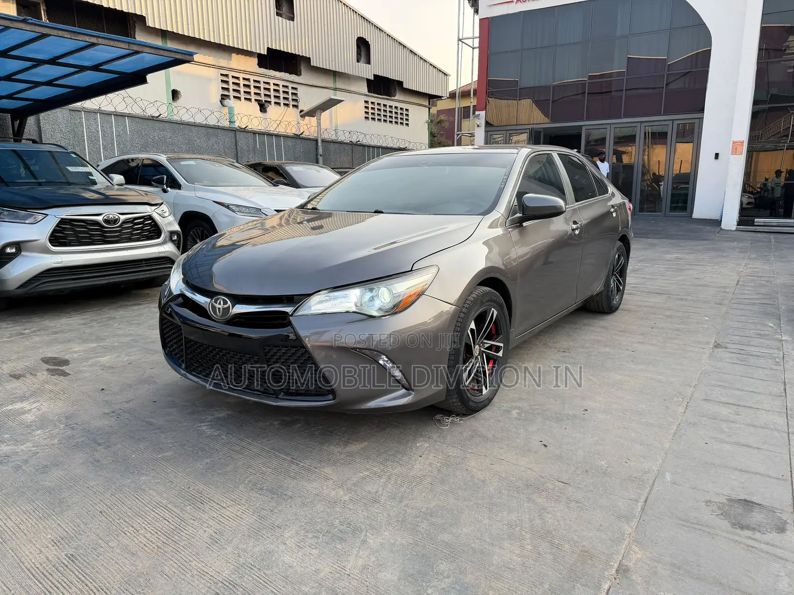 Toyota Camry LE 4dr Sedan (2.5L 4cyl 6A) 2015 Gold