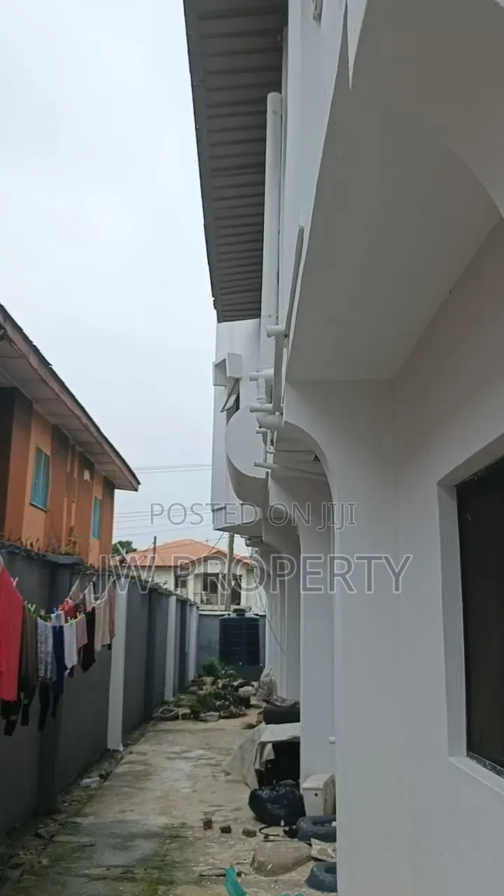 12bdrm Block of Flats in Abaranje for sale