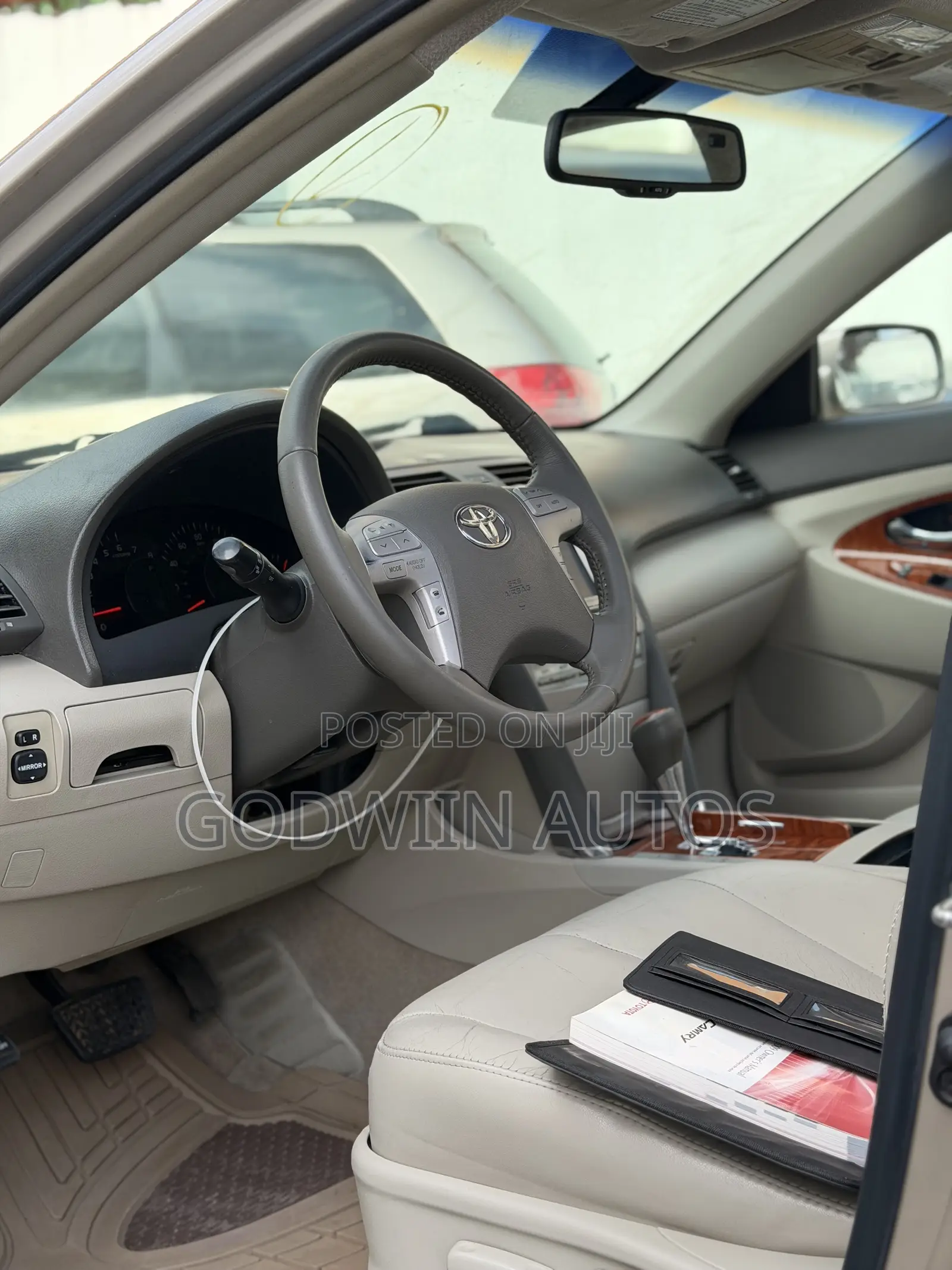 Toyota Camry XLE V6 4dr Sedan (3.5L 6cyl 6AM) 2010 Gold