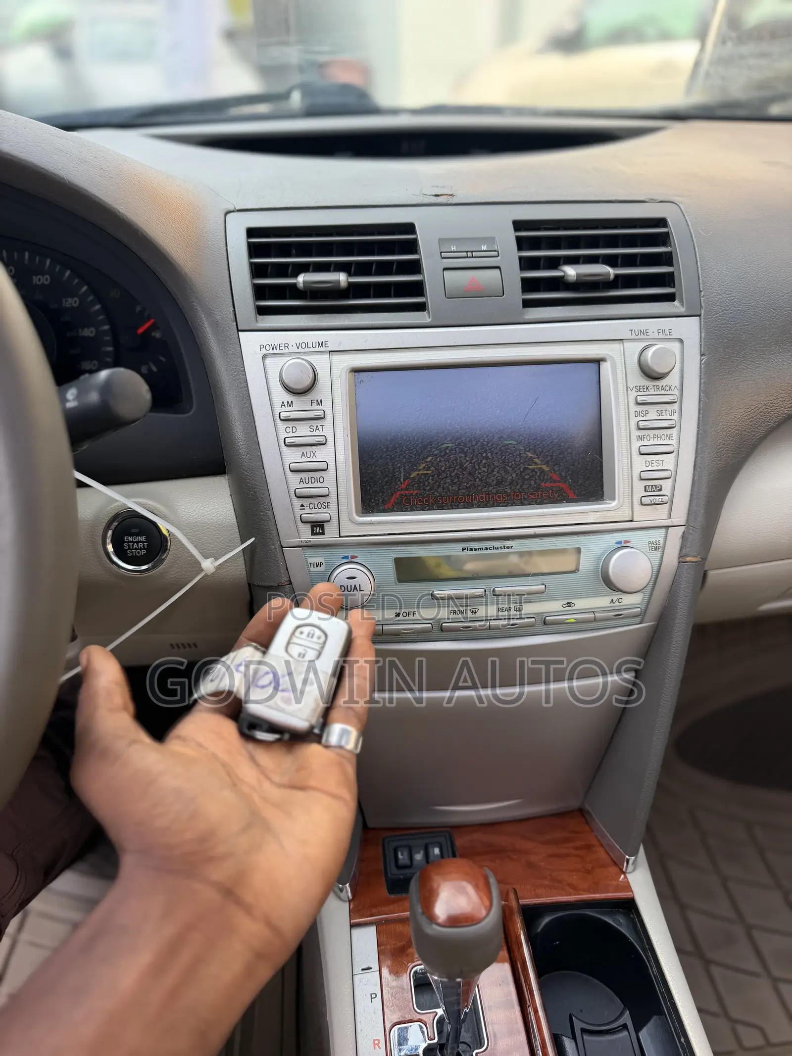 Toyota Camry XLE V6 4dr Sedan (3.5L 6cyl 6AM) 2010 Gold
