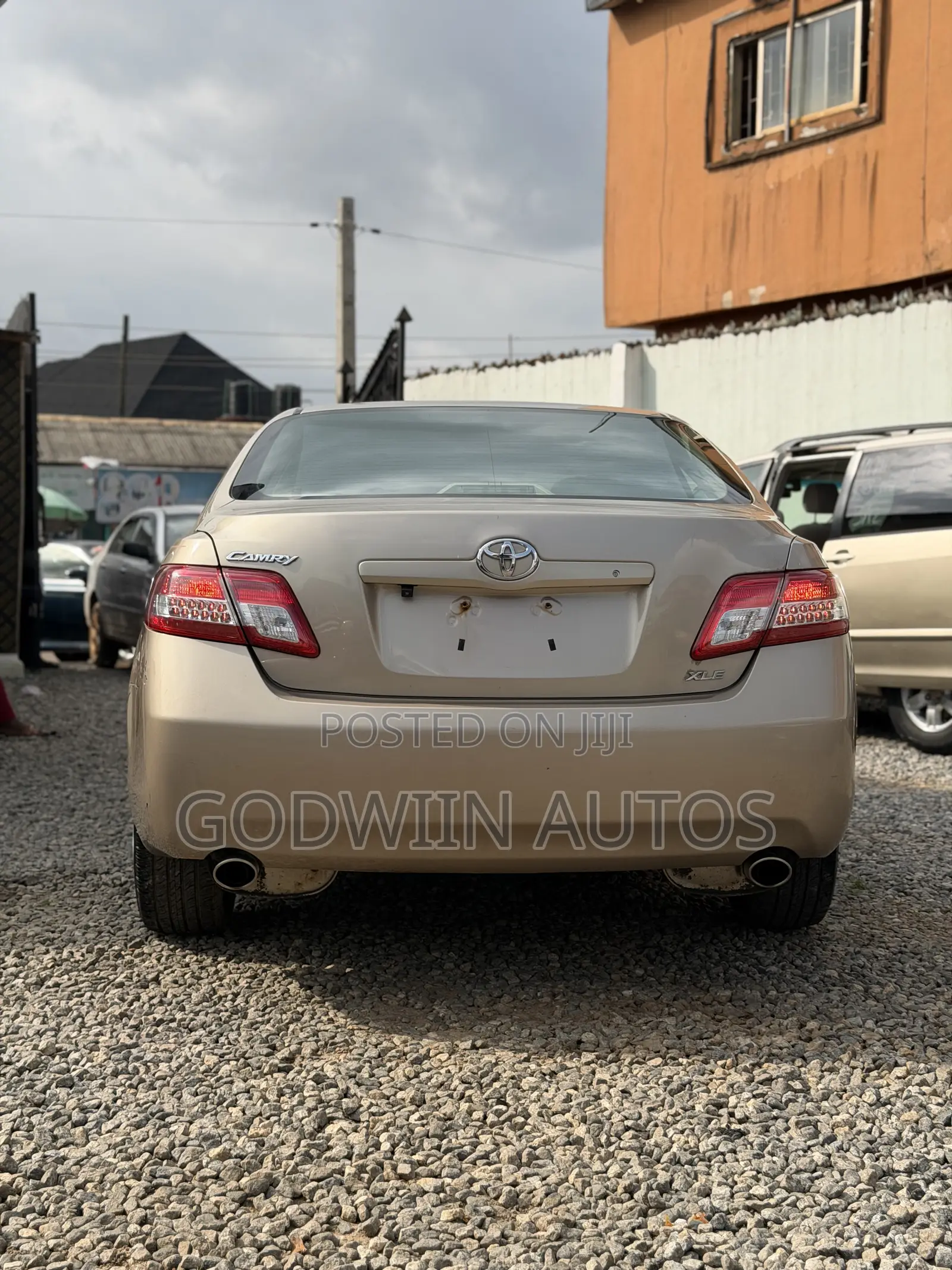 Toyota Camry XLE V6 4dr Sedan (3.5L 6cyl 6AM) 2010 Gold