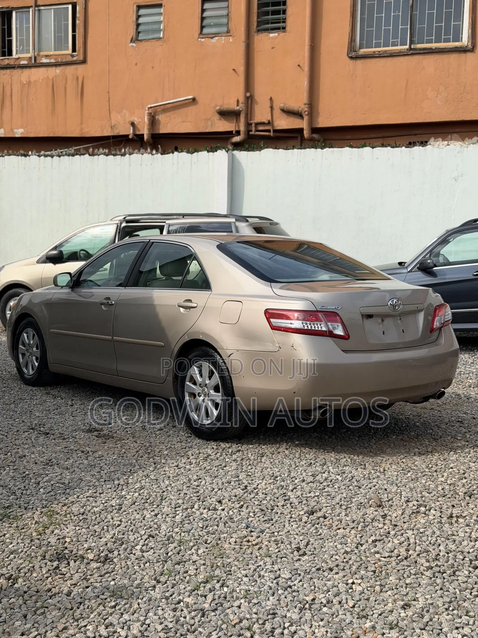 Toyota Camry XLE V6 4dr Sedan (3.5L 6cyl 6AM) 2010 Gold
