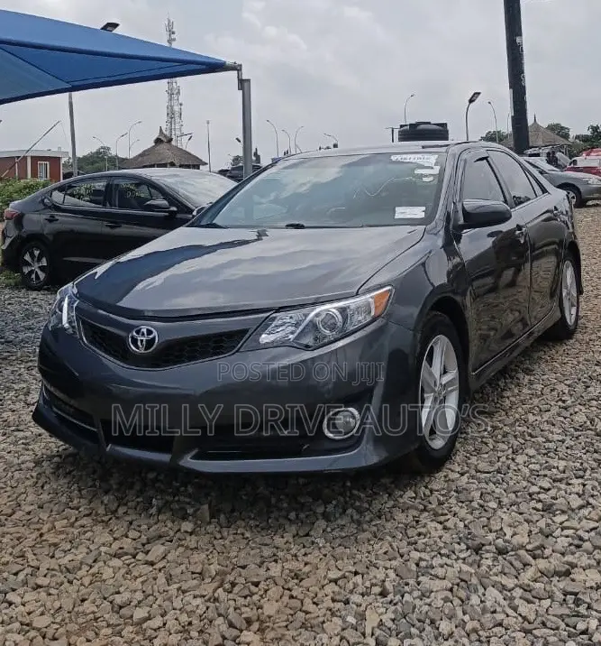 Toyota Camry SE 4dr Sedan (2.5L 4cyl 6A) 2014 Gray