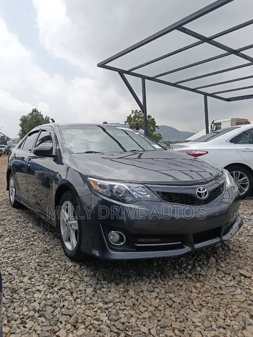 Toyota Camry SE 4dr Sedan (2.5L 4cyl 6A) 2014 Gray