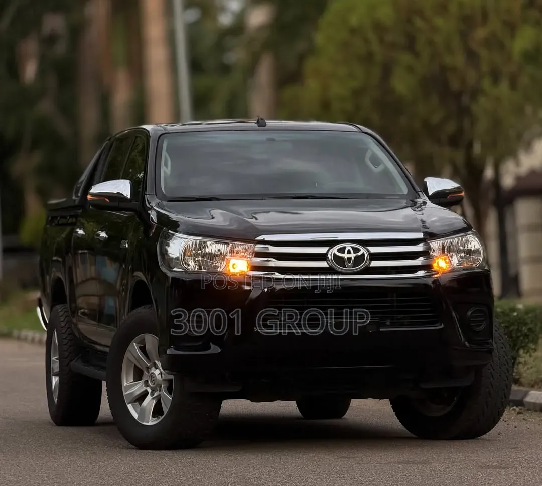New Toyota Hilux 2021 Black