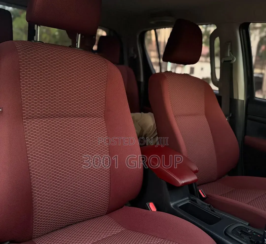New Toyota Hilux 2021 Black