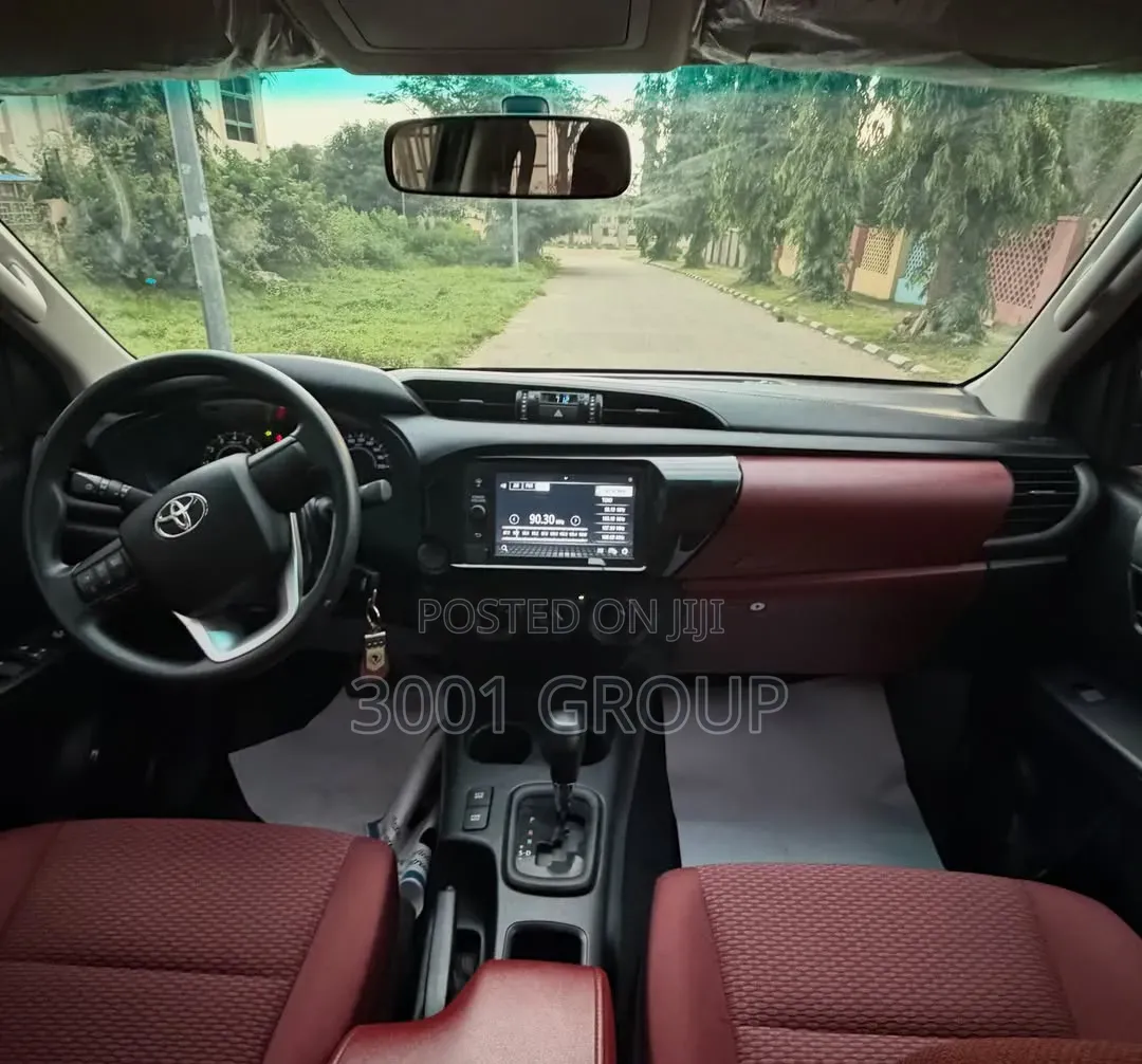 New Toyota Hilux 2021 Black