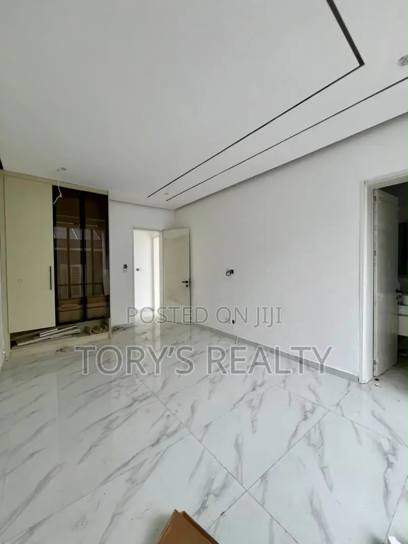 2bdrm Apartment in Lekki Phase 1 for sale