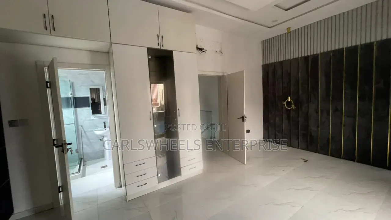 5bdrm Duplex in Olokonla for sale