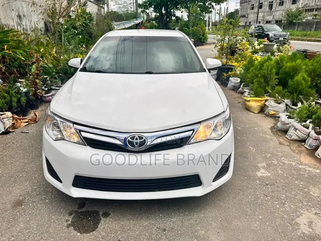 Toyota Camry SE Sport 4dr Sedan (2.5L 4cyl 6A) 2014 Off white