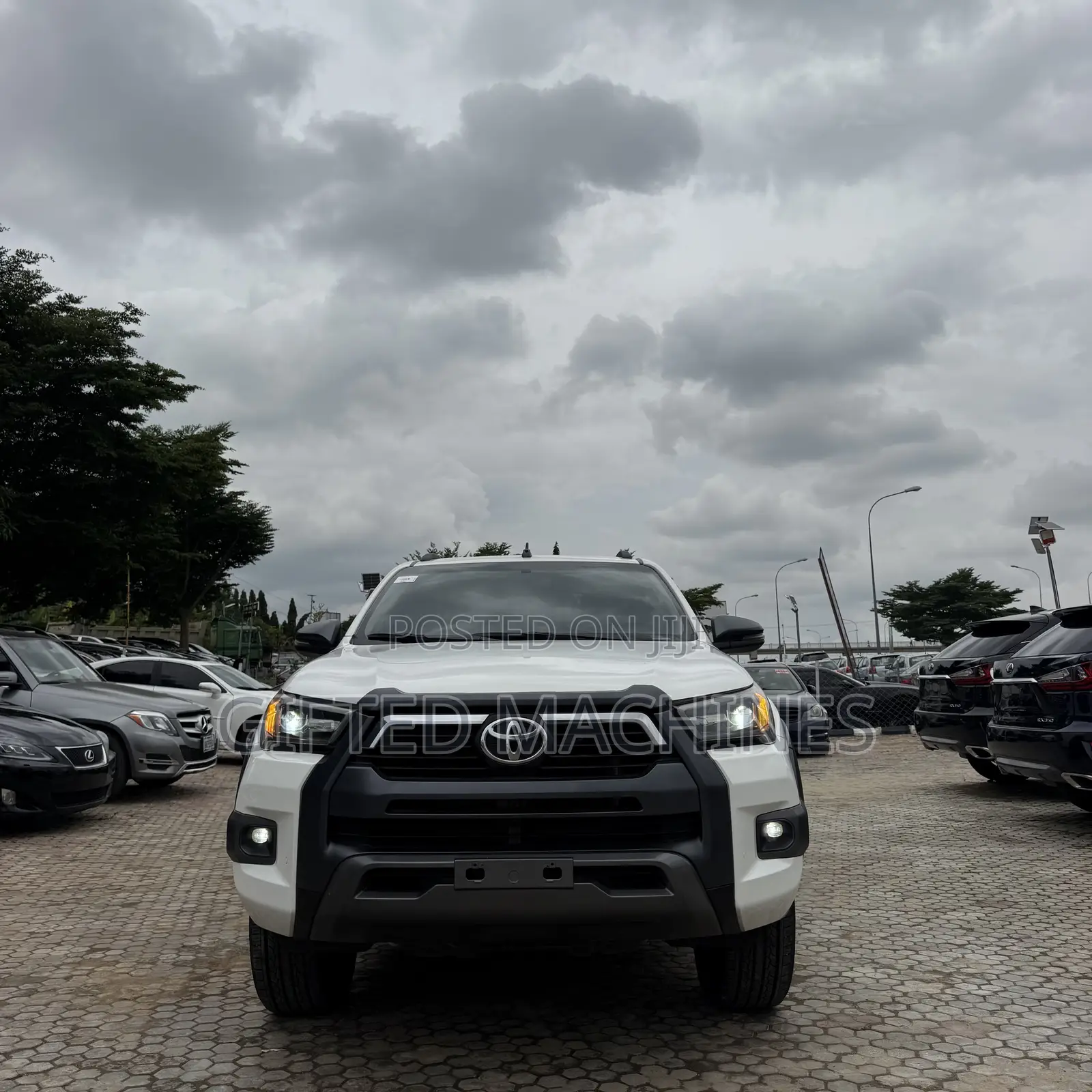Toyota Hilux 2021 White