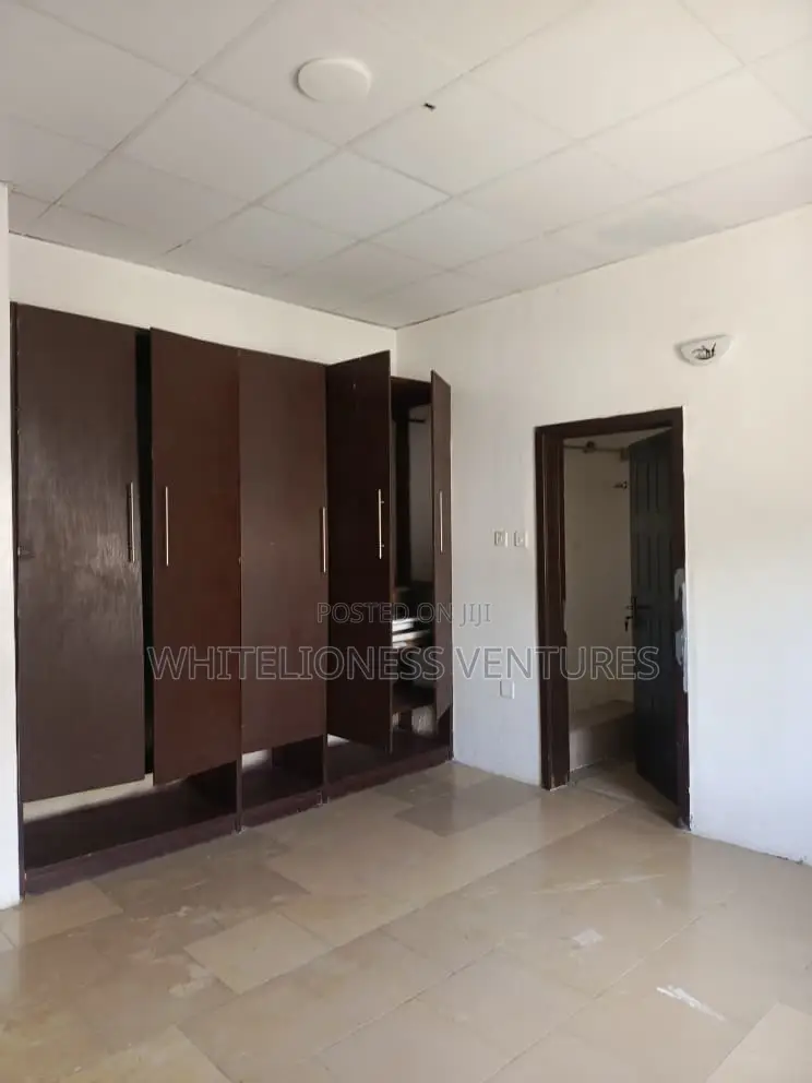 Mini Flat in Chevron for rent