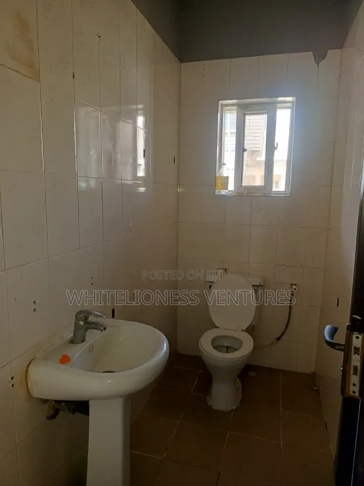 Mini Flat in Chevron for rent
