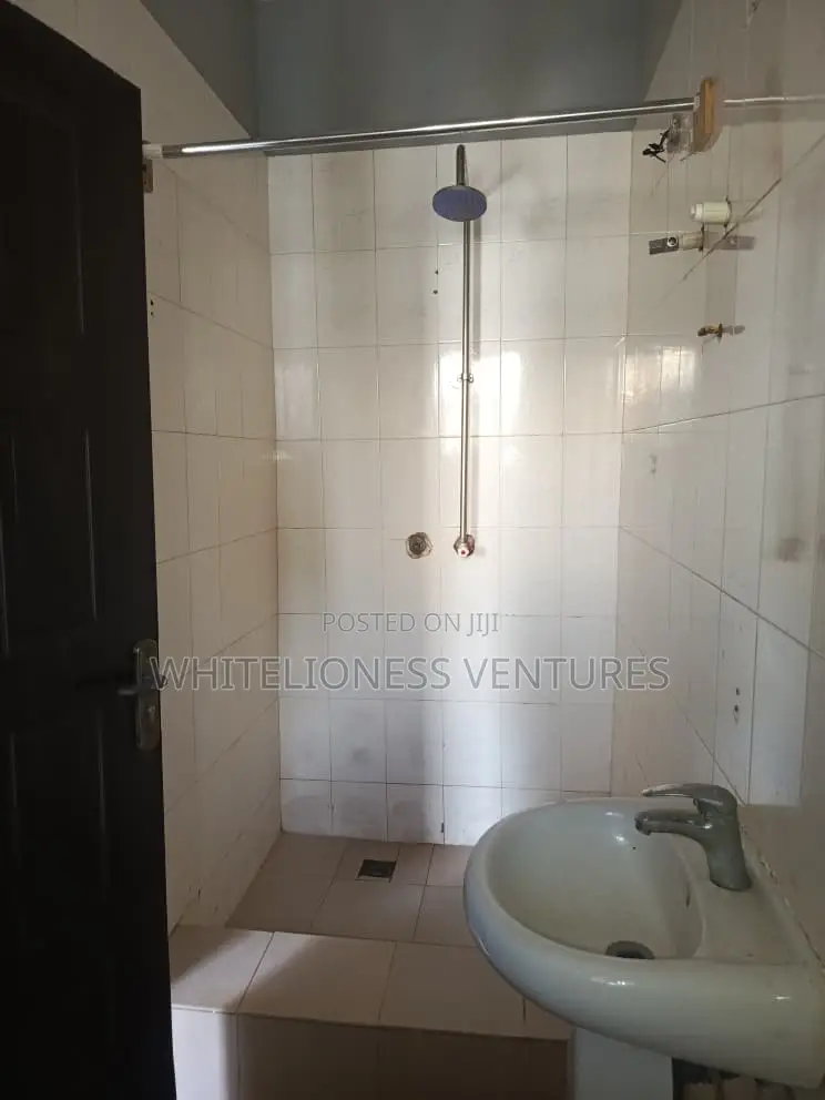 Mini Flat in Chevron for rent