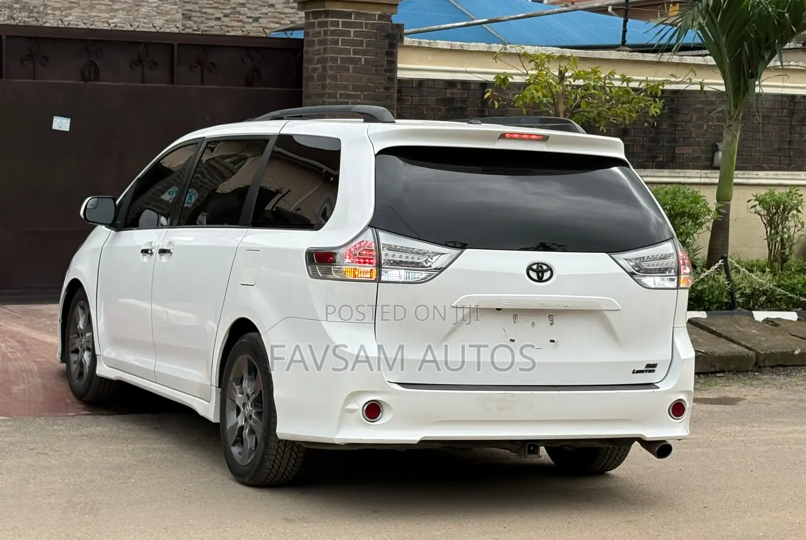 Toyota Sienna SE Premium 8-Passenger 4dr Minivan (3.5L 6cyl 6A) 2015