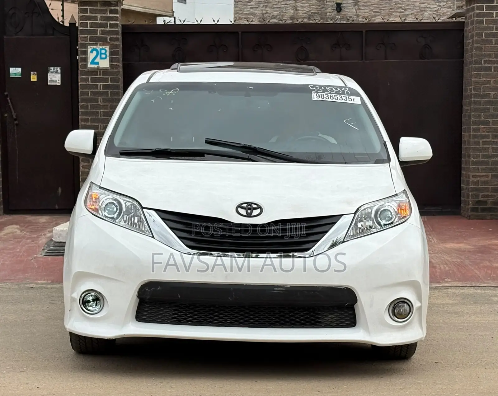 Toyota Sienna SE Premium 8-Passenger 4dr Minivan (3.5L 6cyl 6A) 2015