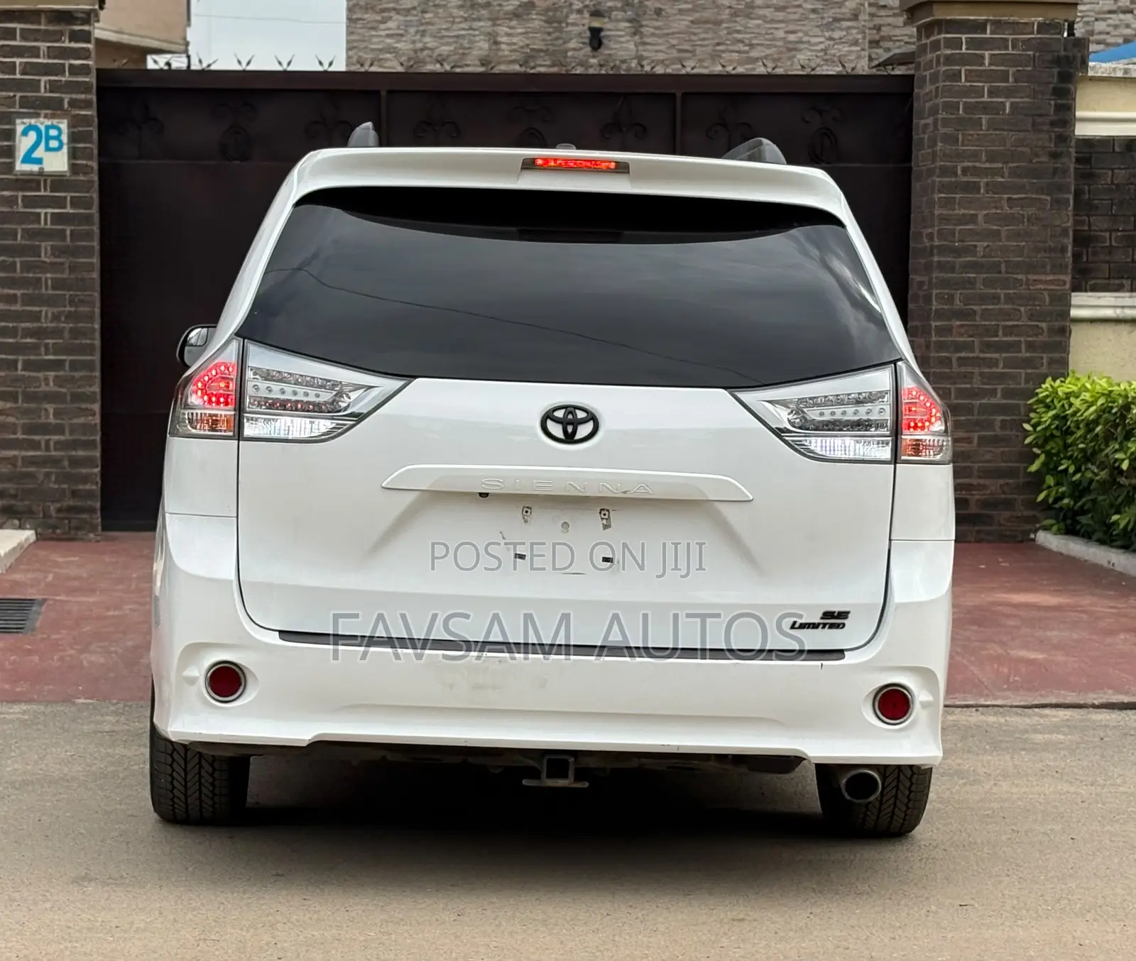 Toyota Sienna SE Premium 8-Passenger 4dr Minivan (3.5L 6cyl 6A) 2015