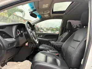 Toyota Sienna SE Premium 8-Passenger 4dr Minivan (3.5L 6cyl 6A) 2015
