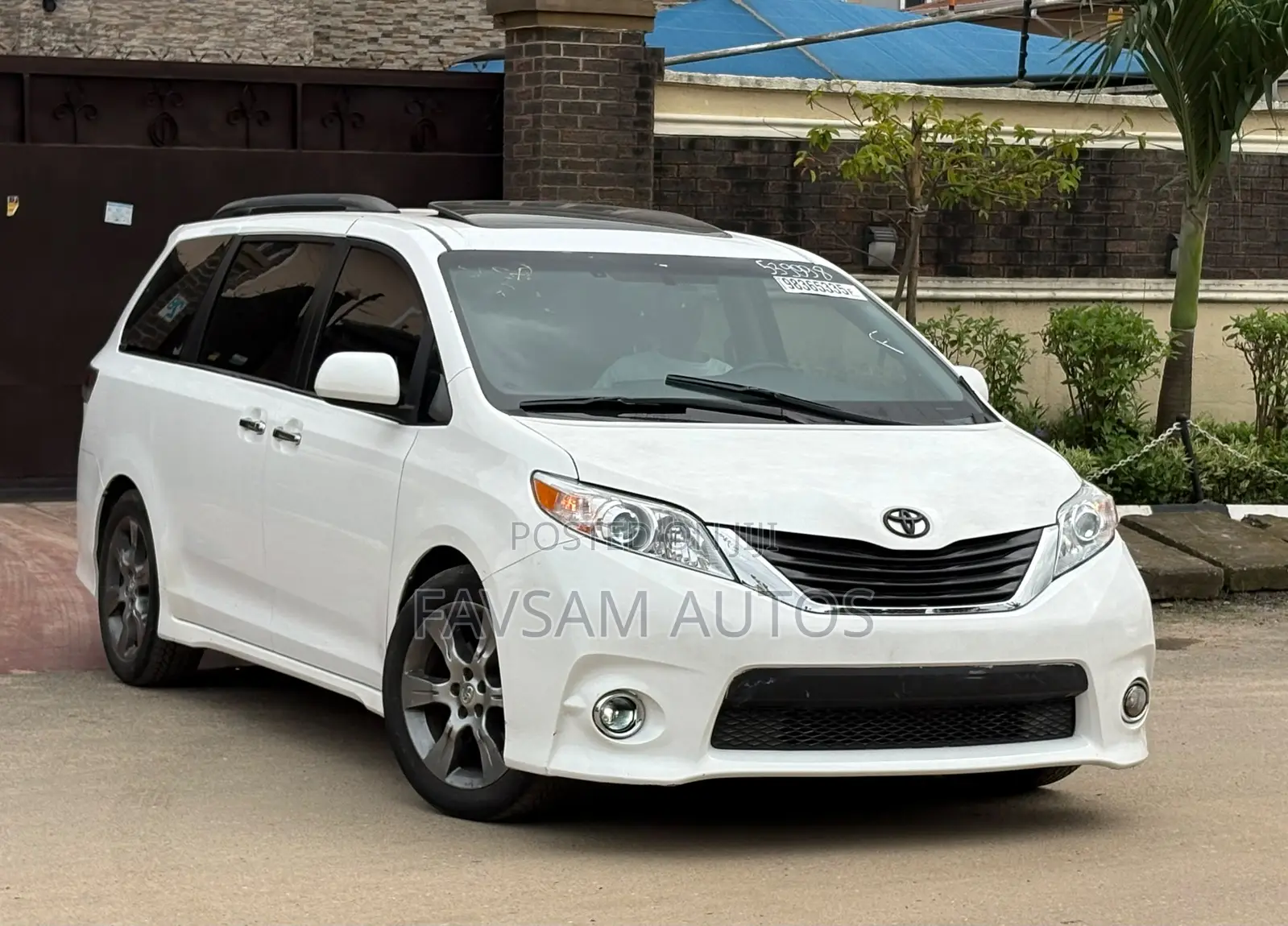 Toyota Sienna SE Premium 8-Passenger 4dr Minivan (3.5L 6cyl 6A) 2015