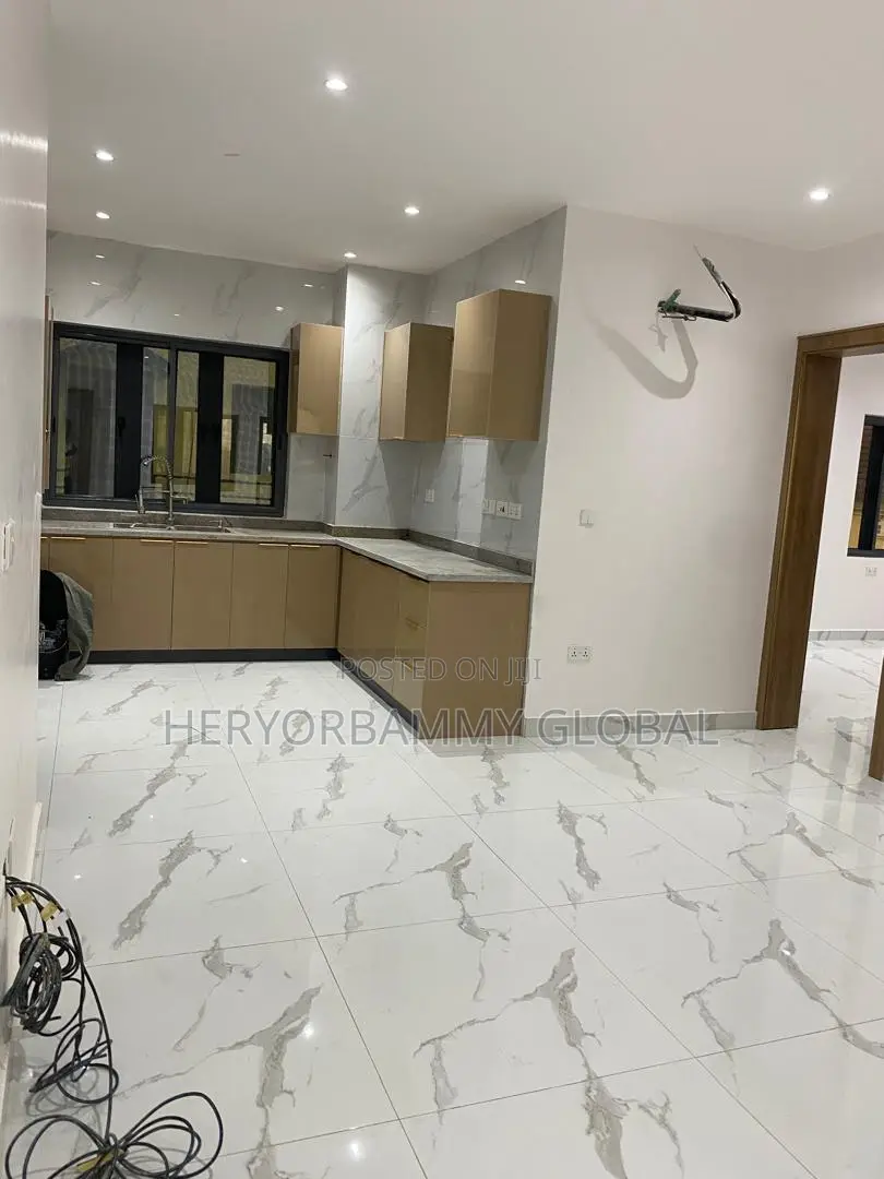 3bdrm Apartment in Kings Manor, Alagomeji for rent
